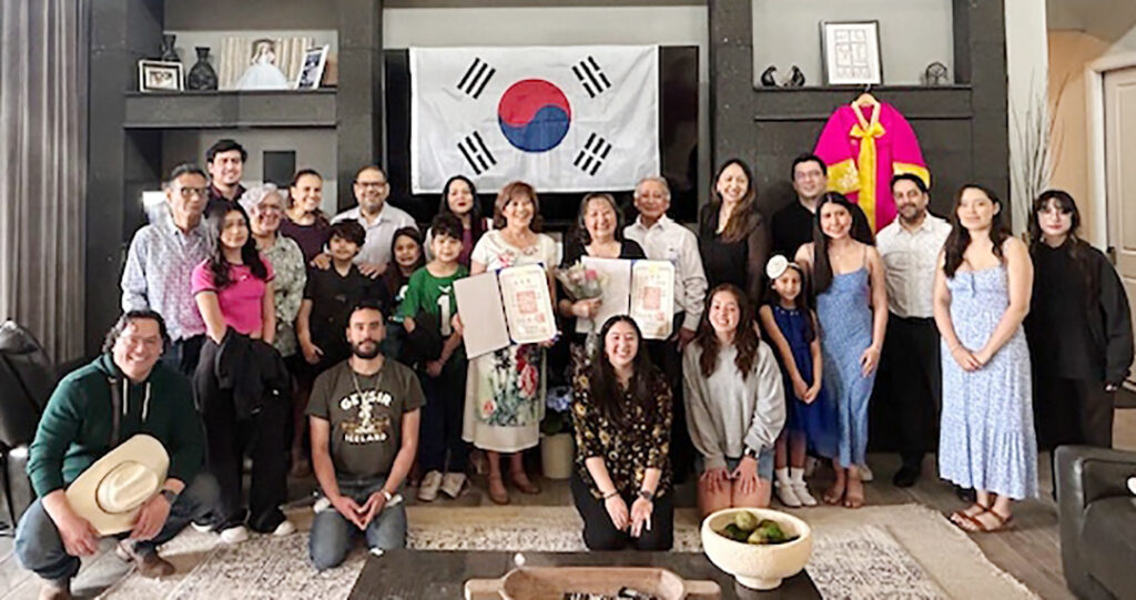 휴스턴총영사관, 엘파소 독립유공자 유족에 건국포장 전수 1 1 2 휴스턴총영사관 엘파소 독립유공자 유족에 건국포장 전수