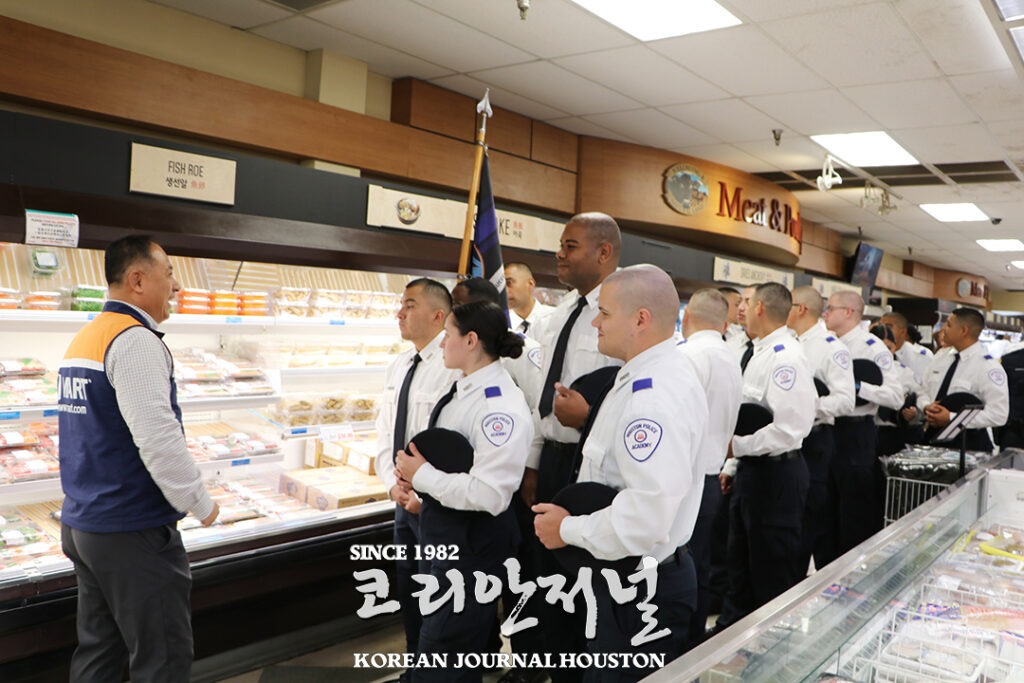 4 1 2휴스턴 경찰사관생 제복입고 H마트서 K 컬처 배워