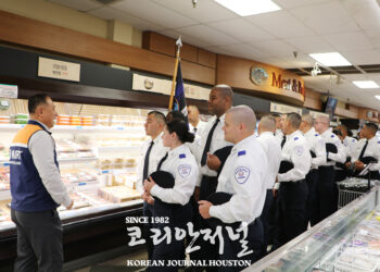 휴스턴 경찰사관생, 제복입고 H마트서 ‘K-컬처’ 배워