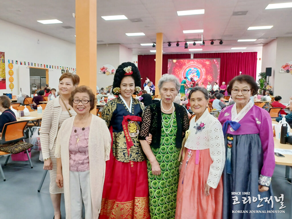 박미화 단장, 선샤인 시니어센터 추석축제 무대 빛내 2 5 2 박미화 단장 선샤인 시니어센터 추석축제 무대 빛내 2