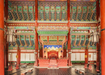 경복궁 ‘왕의의자’ 앉은김건희…”역대 대통령은 앉은적 없어”