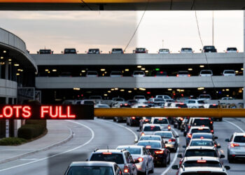 휴스턴 공항, 추수감사절 ‘주차 대란’ 경고… 사전 예약 필수(음성서비스)