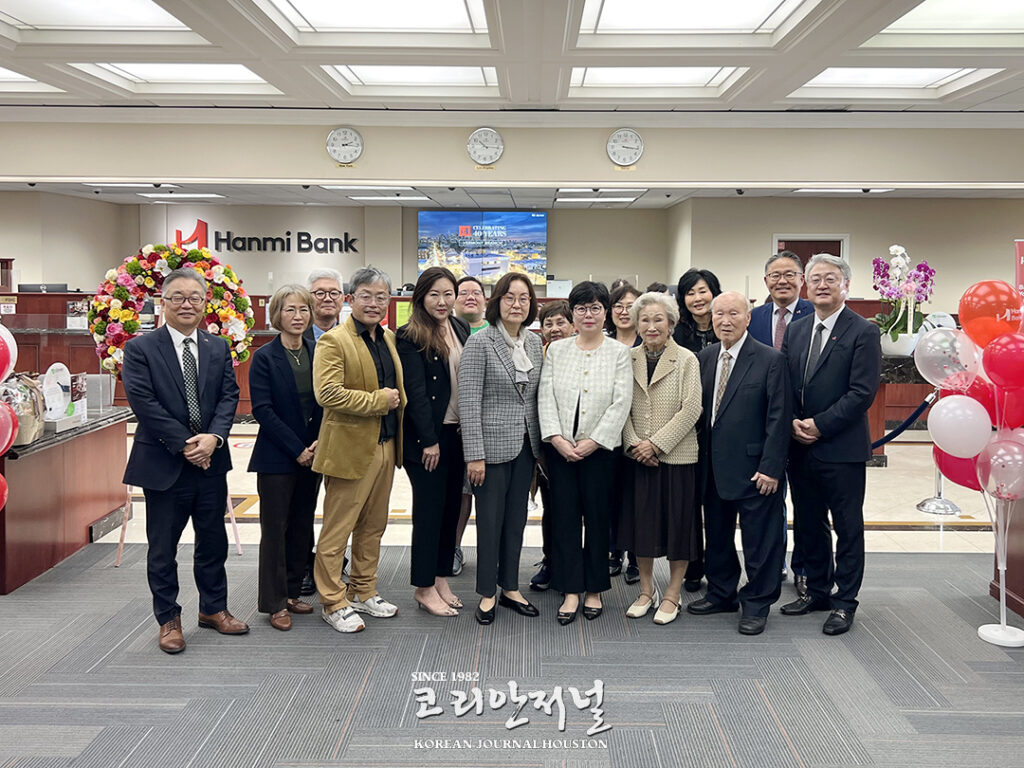 한미은행, 버몬트·세리토스 지점 40주년 기념식 1 6 3 한미은행 버몬트·세리토스 지점 40주년 기념식