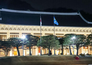 이 대통령, 청와대로 첫 출근…대변인 브리핑