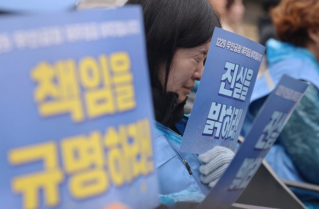 "꿈속에라도 나와줘"…제주항공 참사 1주기 빗속 추모 2 무안참사 2