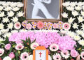 故윤석화 빈소에 추모 발길…”하늘에서 좋은 작품 많이 하기를”