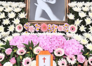 故윤석화 빈소에 추모 발길…”하늘에서 좋은 작품 많이 하기를”
