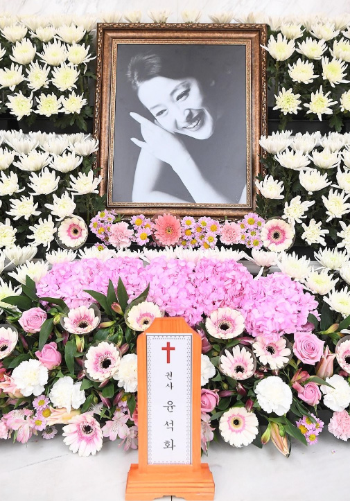 故윤석화 빈소에 추모 발길…"하늘에서 좋은 작품 많이 하기를" 1 윤석화별세2