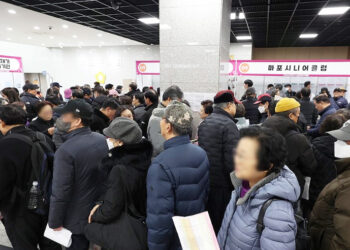 재외국민 4명 중 1명은 노인…한국사회보다 고령화 속도 가팔라