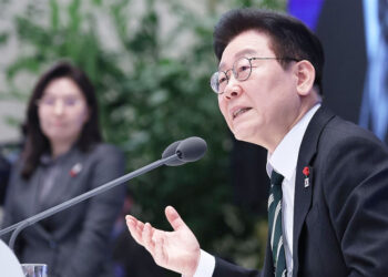 與 “李대통령, ‘대도약 출발점’ 선언…전력 다해 뒷받침”