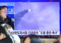 北, 탄도미사일 수발 발사…당대회 앞두고 무력시위