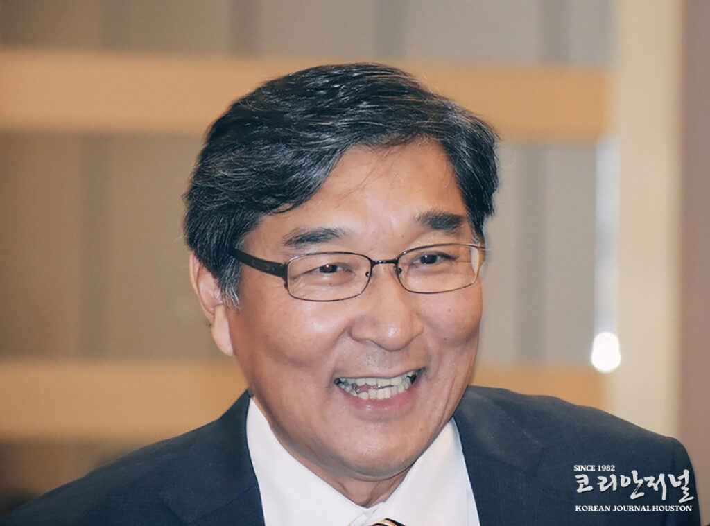 제35대 휴스턴 한인회 이사장에 권철희 변호사 선출 1 1 2 제35대 휴스턴 한인회 이사장에 권철희 변호사 선출