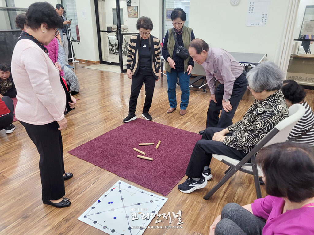 3 3 포토뉴스 윷놀이도 하고 쌀도 받고1