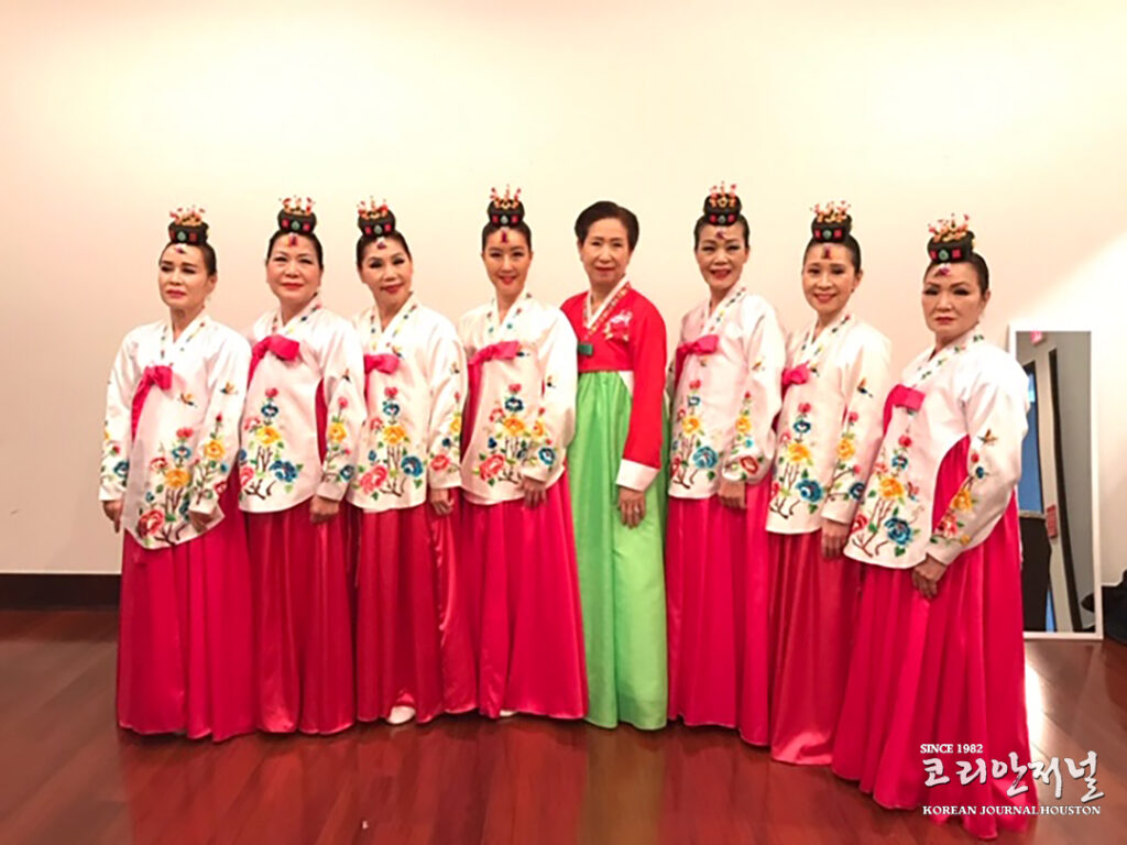 “전통예술과 나눔” 이민 사회에 ‘한국의 혼’ 심고 떠나 2 4 1 전통예술과 나눔 이민 사회에 ‘한국의 혼 심고 떠나옵션사진 1