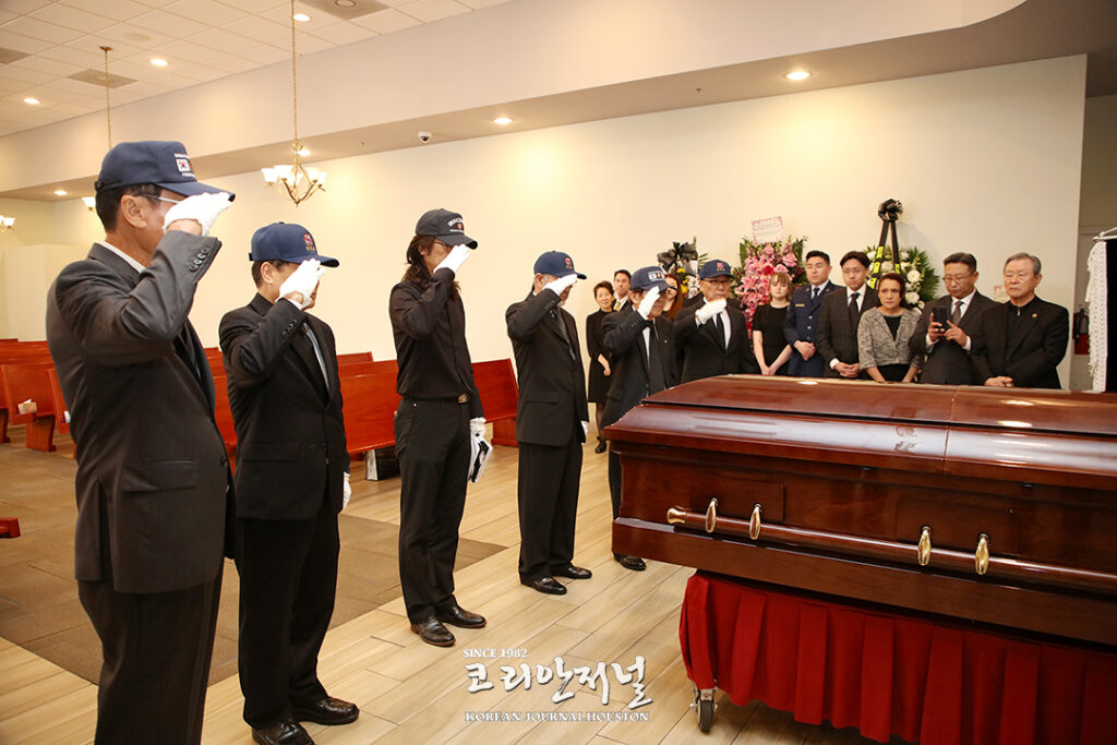 4 2 故 김구자 단장 ‘태극기 덮고 영면 동포들 배웅 속 떠나 1