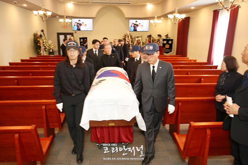4 2 故 김구자 단장 ‘태극기 덮고 영면 동포들 배웅 속 떠나 2