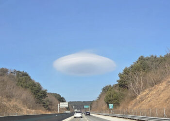 설악산국립공원 인근 하늘에 뜬 UFO?…눈길 사로잡은 ‘렌즈구름’