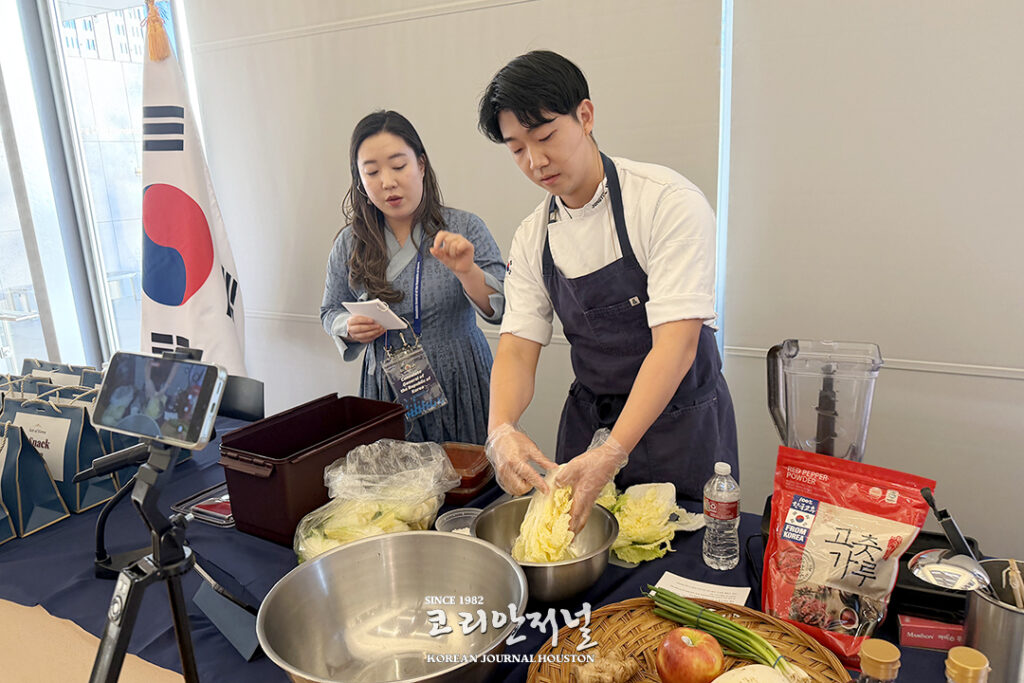 1 1 교육원 수강생 한글 배우고 김치도 담그며 한국 체험3