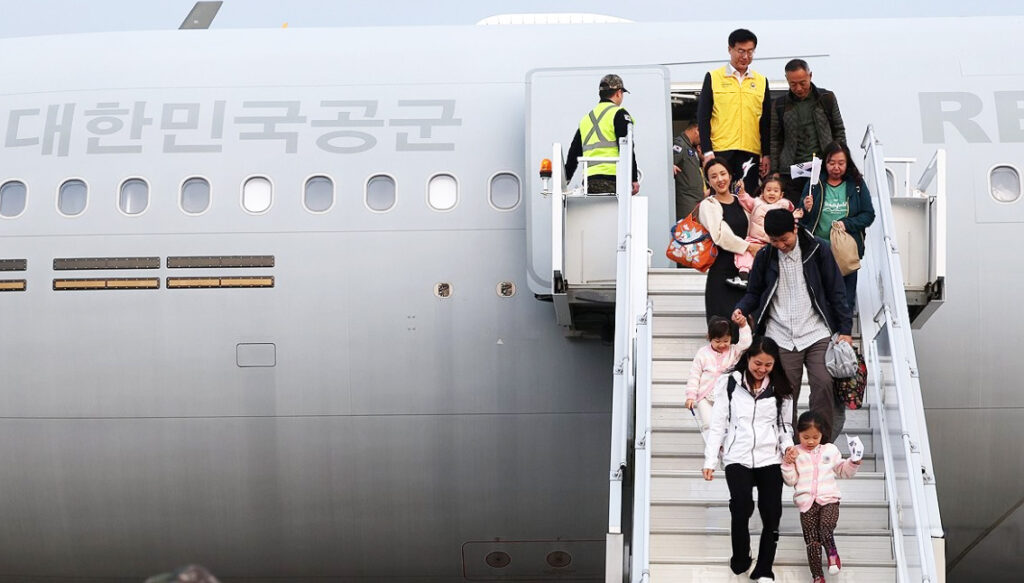"남편은직장때문에귀국못했는데, 부디전쟁이빨리끝났으면" 1 15 군헬기로 교민들