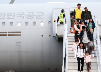 “남편은직장때문에귀국못했는데, 부디전쟁이빨리끝났으면”