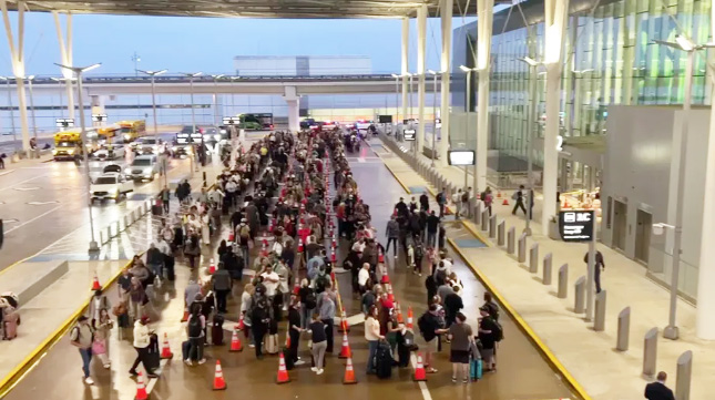 휴스턴 공항 TSA 대기 4시간 이상… ICE 요원 공항 투입 승객 안내 역할(음성서비스) 1 25 조지부시 공항 휴스턴 밖까지 줄서 대기
