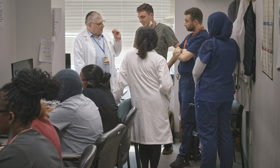 의료인력 부족한 美, 입국 제한국 비자보류 의사만 슬쩍 제외 1 Resident physicians