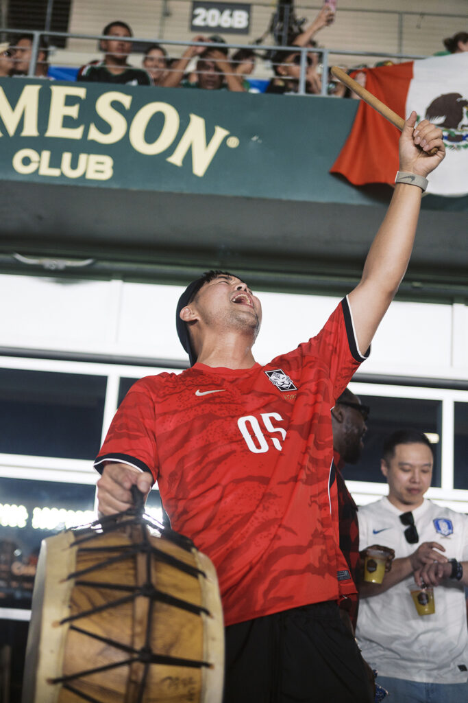 휴스턴 ‘월드컵 응원전’, 축구장과 일터에서 하나 된 함성 2 4 1 2 06262026