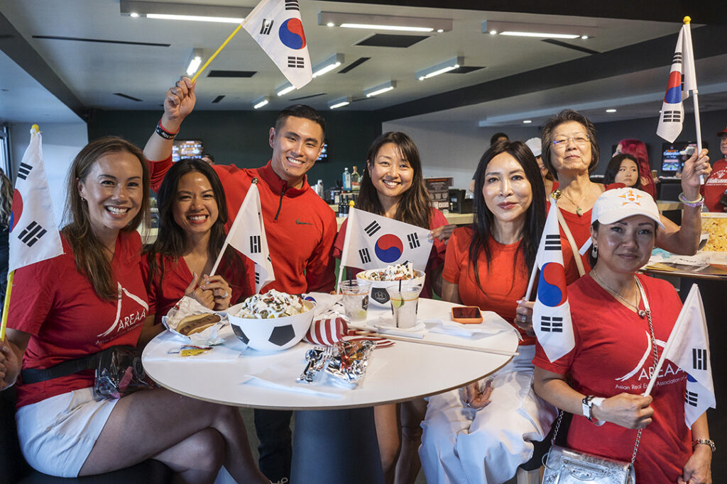 휴스턴 ‘월드컵 응원전’, 축구장과 일터에서 하나 된 함성 9 4 1 8 06262026
