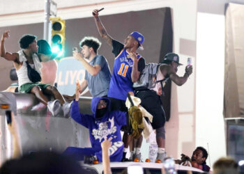 월드컵 개막에도 뉴욕 삼킨 NBA 닉스 열풍…우승 기대감에 들썩