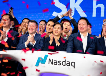 SK하이닉스, 나스닥 첫날 168달러로 급등마감…공모가대비 13%↑