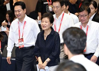 “朴, 국힘 투톱에 ‘부모끼리 얘기 달라도 집 잘되기 위한 것'”