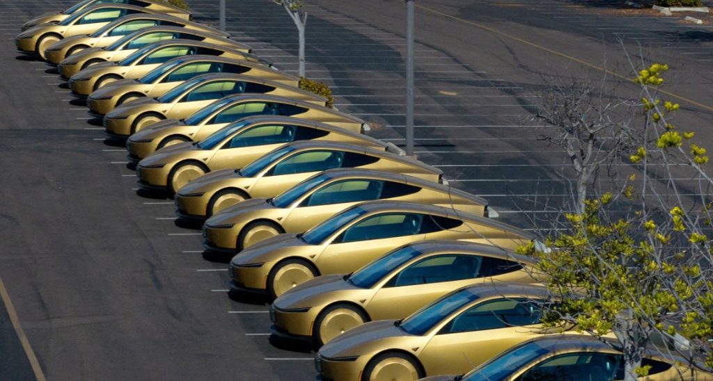 핸들·페달 없는 금빛 테슬라 무인택시…머스크 "사이버캡 폭풍" 1 tesla 0903