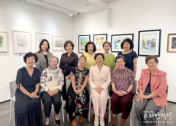이경은 총영사, 수채화 동호인 전시회 깜짝 방문