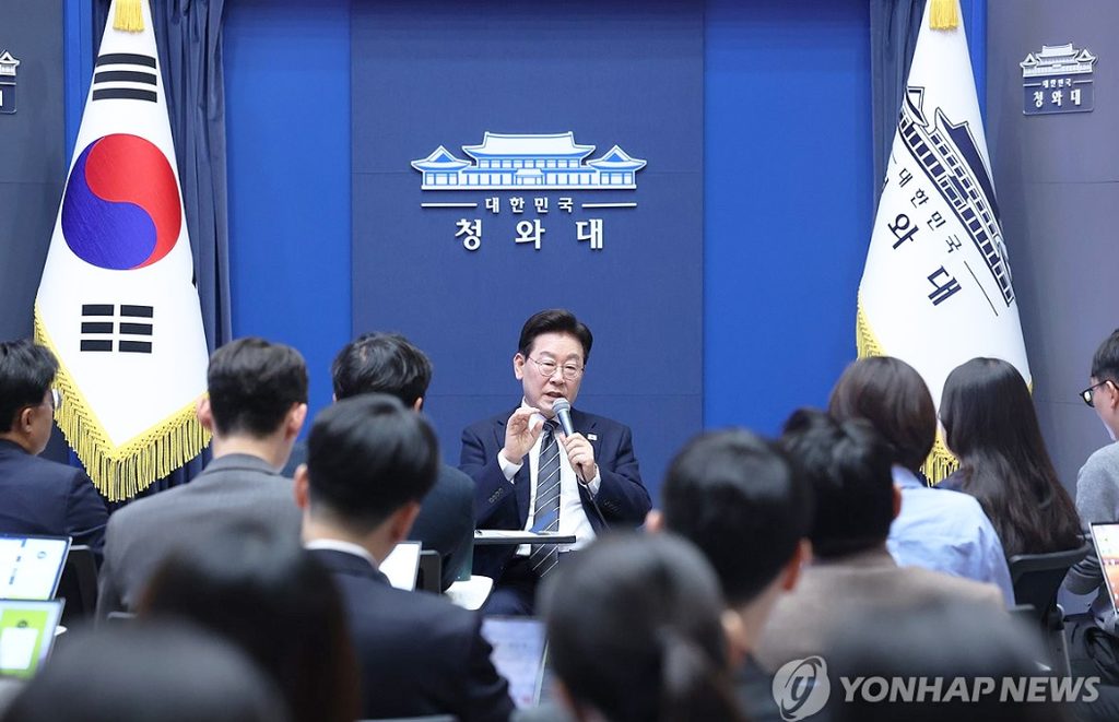 李대통령 "생중계도, 언론 접촉도, 현장방문도, SNS도 늘릴 것" 1 1021 1