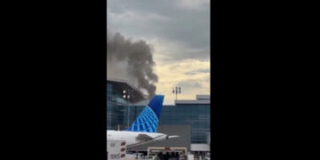 부시 공항 C 터미널 식당 화재, 승객 대피(음성서비스) 2 부시 공항 C 터미널 식당 화재, 승객 대피(음성서비스)